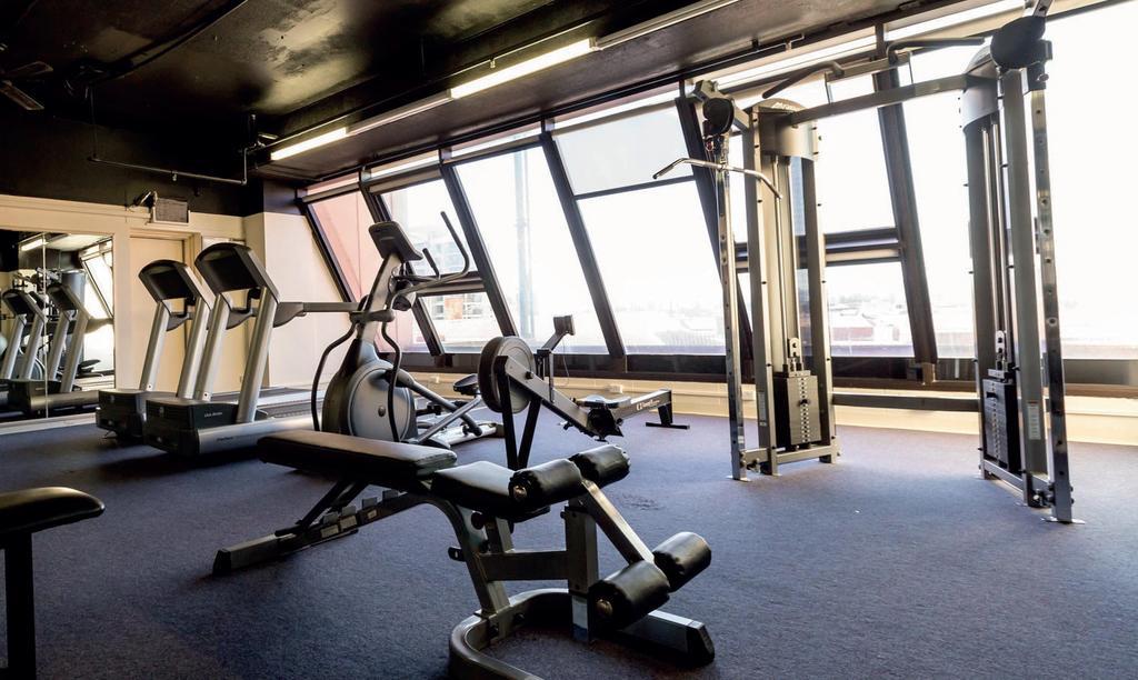 Hotel Stamford Grand Adelaide Glenelg Exterior foto The photo shows a modern gym interior with several exercise machines. There are cardio machines, likely including treadmills and possibly an elliptical machine, along one side. In the center, there is a weight bench and a rowing machine. Additionally